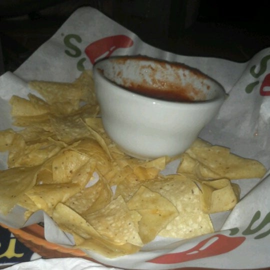 Photo taken at Chili&#39;s Grill &amp; Bar by F.L. D. on 9/30/2012