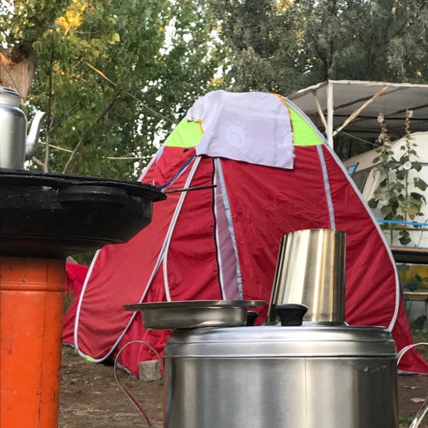 Das Foto wurde bei Yeşilim Camping Restaurant von Taner🌞 am 8/18/2019 aufgenommen