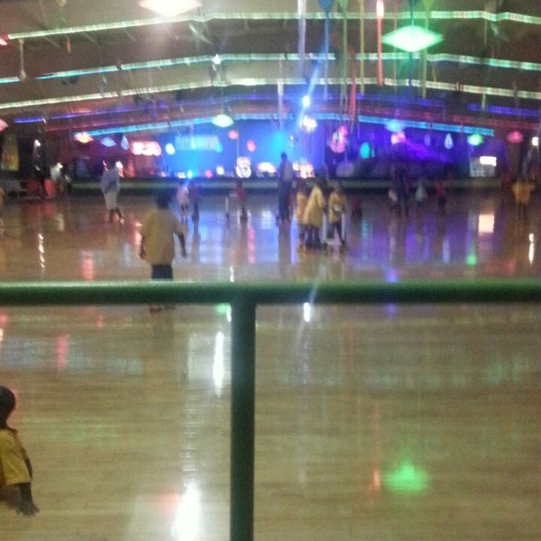 Foto tomada en Rollerdome Family Fun Center  por C C. el 8/1/2013
