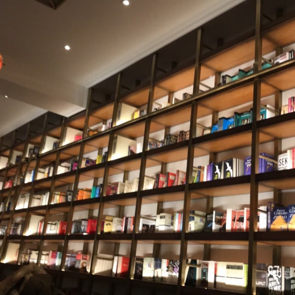 12/11/2019 tarihinde Kemal Ç.ziyaretçi tarafından Hypatia İstanbul Kitabevi &amp; Cafe'de çekilen fotoğraf