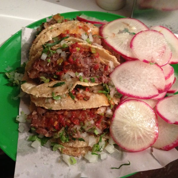 รูปภาพถ่ายที่ Tacos los Gemelos โดย Saul Foxx เมื่อ 2/3/2013