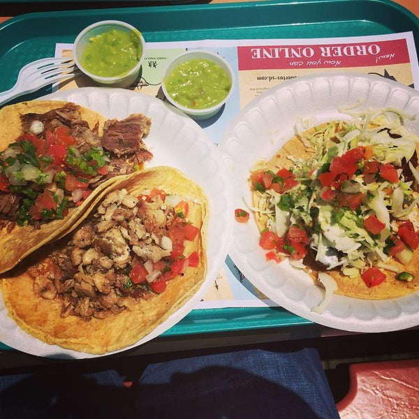 รูปภาพถ่ายที่ Roberto&#39;s Taco - Del Mar โดย Andy T. เมื่อ 6/26/2015