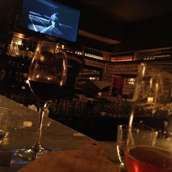 Foto tirada no(a) Vanguard Wine Bar por Liquor I. em 2/17/2013