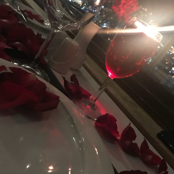 Foto scattata a Peninsula Teras Restaurant da Kübra S. il 1/12/2019