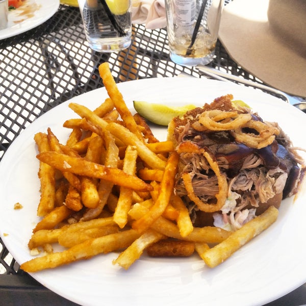 Was expecting overpriced tourist food but it was the oposite. My pulled pork with corn bread and garlic fries was great value and delcious and the service was fantastic