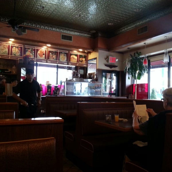 Das Foto wurde bei Sunset Park Diner &amp; Donuts von William T. am 7/1/2013 aufgenommen