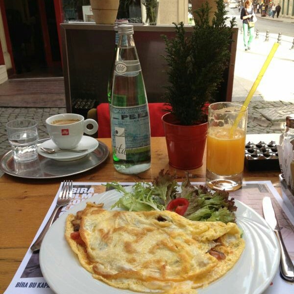 Снимок сделан в Faros Restaurant Sirkeci пользователем NY 4/6/2013