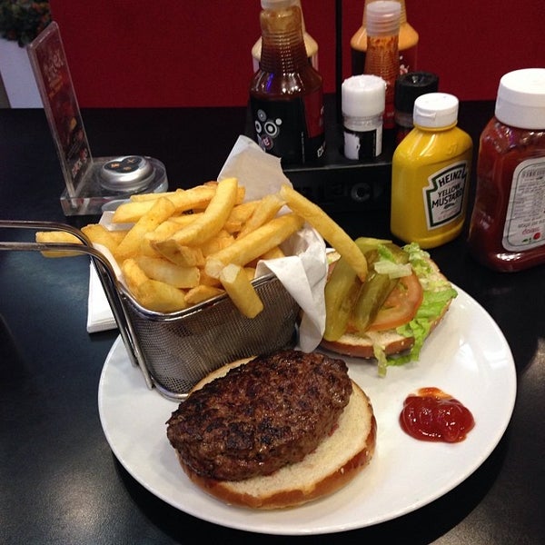 Foto scattata a Black Bar &#39;n&#39; Burger da Alexander A. il 2/1/2014