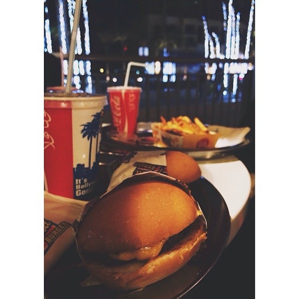Foto tirada no(a) Hollywood Burger هوليوود برجر por Alya em 11/23/2013