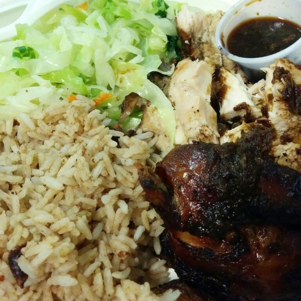 Das Foto wurde bei The Jerk Spot Jamaican Restaurant von Rumuel am 4/2/2015 aufgenommen