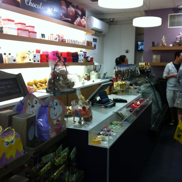 Foto diambil di The Sweetest Little Chocolate Shop oleh HaeJin pada 5/20/2013