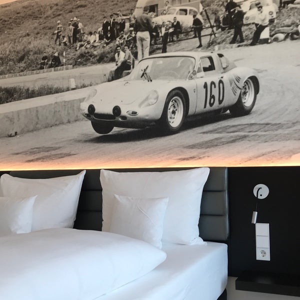 รูปภาพถ่ายที่ V8 Hotel Classic Motorworld โดย Uli J. เมื่อ 7/20/2021