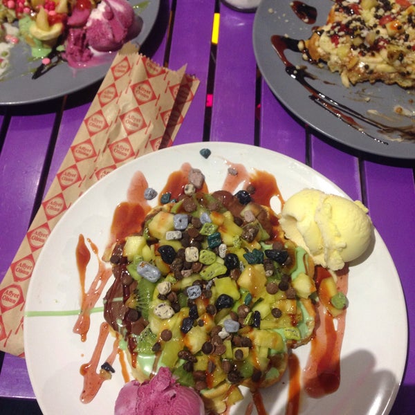 Foto scattata a Shawe Waffle &amp; Cafe da Koray il 9/27/2015