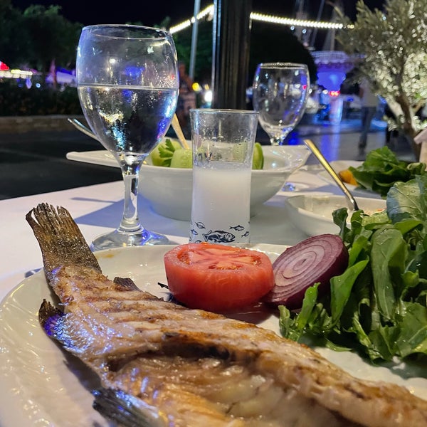 Foto diambil di Dede Restaurant oleh Sedat C. pada 10/9/2021