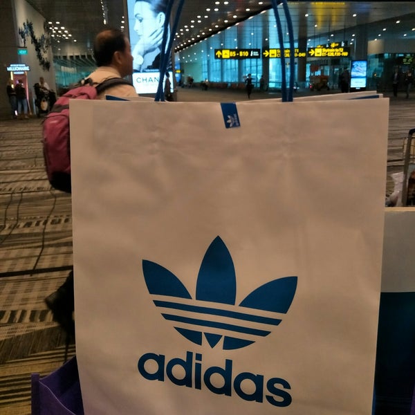 en voz alta implícito Desmenuzar Adidas Originals Store - Changi - Terminal 3