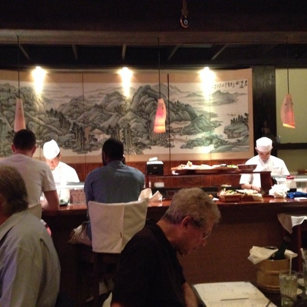รูปภาพถ่ายที่ Toni&#39;s Sushi Bar โดย Alex M. เมื่อ 4/14/2014