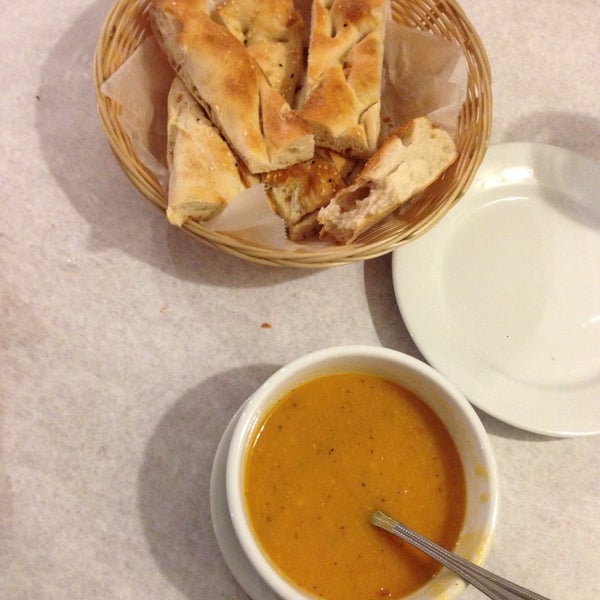 Das Foto wurde bei Sahara Restaurant von Angelina am 3/29/2014 aufgenommen