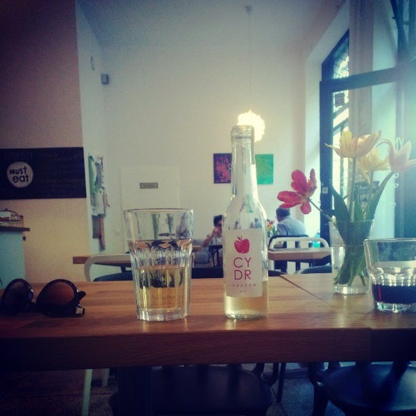 5/17/2013 tarihinde Martta L.ziyaretçi tarafından Kubek w Kubek Cafe'de çekilen fotoğraf