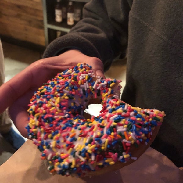 1/6/2019 tarihinde Danielle A.ziyaretçi tarafından Sugar Shack Donuts &amp; Coffee'de çekilen fotoğraf