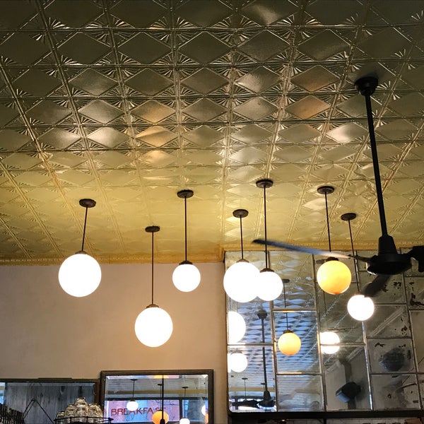3/1/2018 tarihinde Renato W.ziyaretçi tarafından Cafe Colette'de çekilen fotoğraf