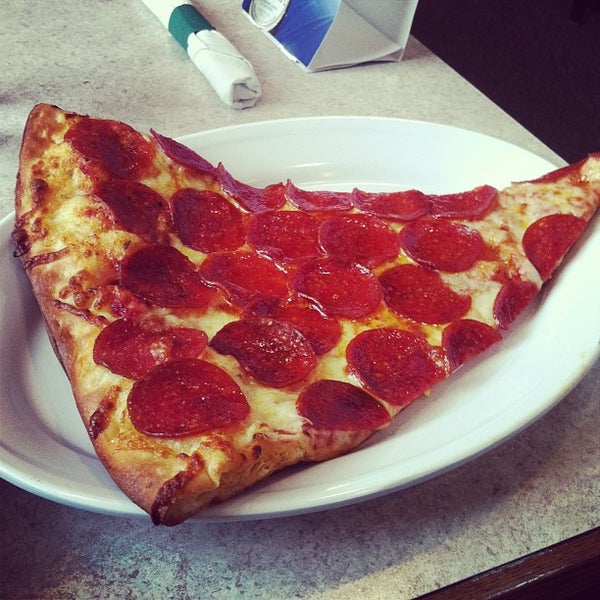 4/16/2013에 Jim E.님이 Bruno’s Pizza에서 찍은 사진