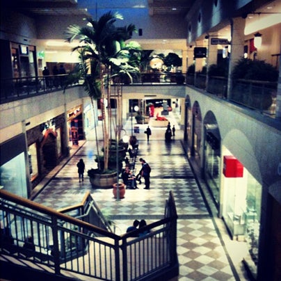 7/8/2013 tarihinde Hillsdale Shopping Centerziyaretçi tarafından Hillsdale Shopping Center'de çekilen fotoğraf