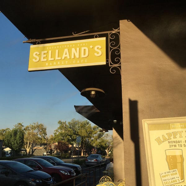 รูปภาพถ่ายที่ Selland&#39;s Market-Café โดย Lawrence R. เมื่อ 8/1/2016