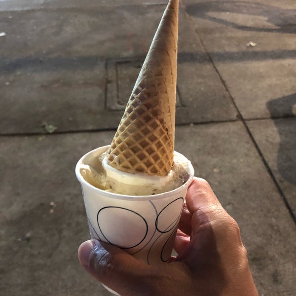 Foto diambil di Vic&#39;s Ice Cream oleh Lawrence R. pada 9/2/2019