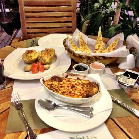 Das Foto wurde bei Olio Italian Restaurant von Fahad am 10/13/2012 aufgenommen