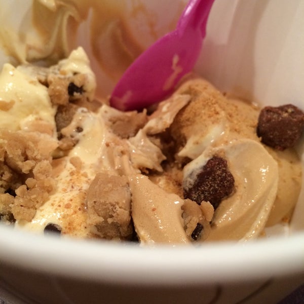 รูปภาพถ่ายที่ My Yo My Frozen Yogurt Shop โดย Jessica R. เมื่อ 12/8/2014