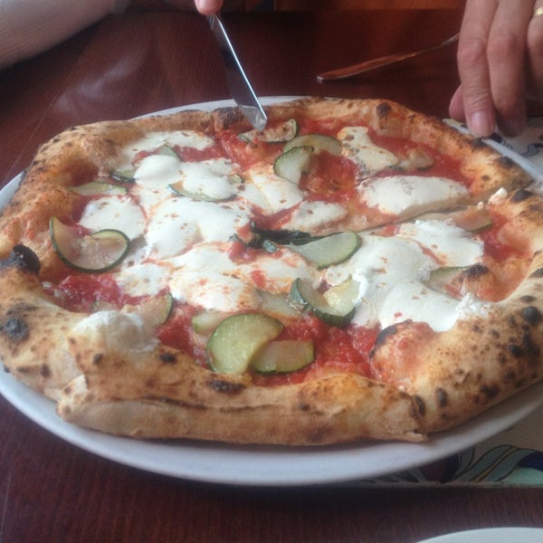 Das Foto wurde bei A Mano Pizza von Kristen am 8/17/2013 aufgenommen