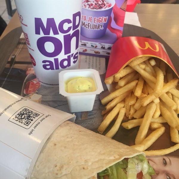 Photo taken at McDonald&#39;s by Elif on 4/18/2017