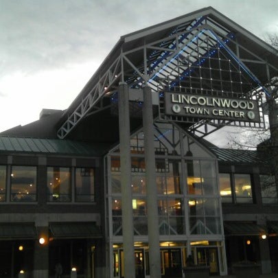 รูปภาพถ่ายที่ Lincolnwood Town Center โดย nicole f. เมื่อ 10/19/2012