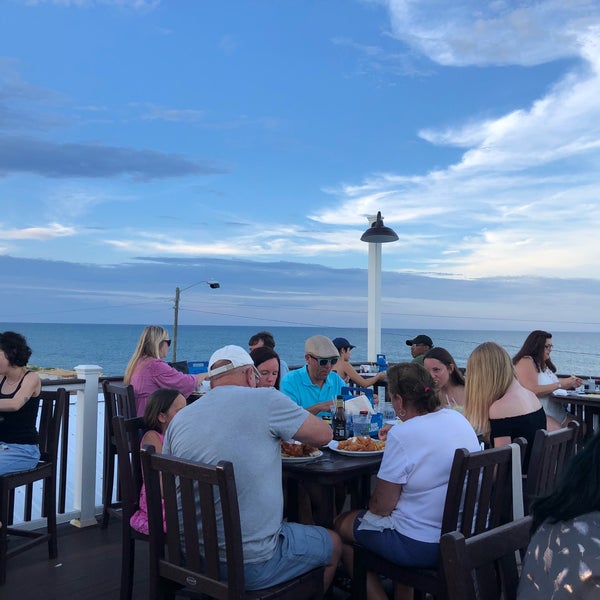 รูปภาพถ่ายที่ Oceanside Beach Bar and Grill โดย James เมื่อ 6/9/2018