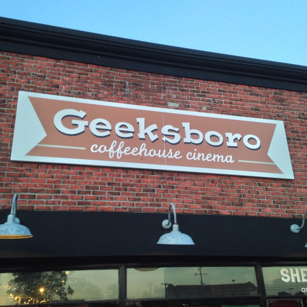 รูปภาพถ่ายที่ Geeksboro Coffeehouse Cinema โดย Shane U. เมื่อ 5/24/2015