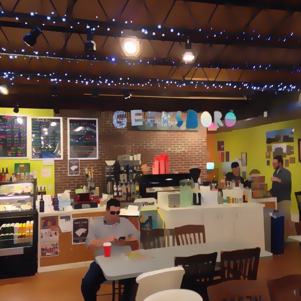 รูปภาพถ่ายที่ Geeksboro Coffeehouse Cinema โดย Shane U. เมื่อ 5/29/2015