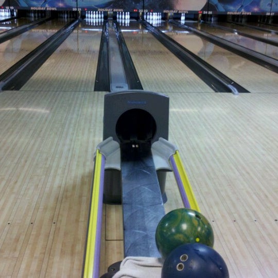 Photo taken at Skidmore&#39;s Holiday Bowl by Gary G. on 10/26/2012