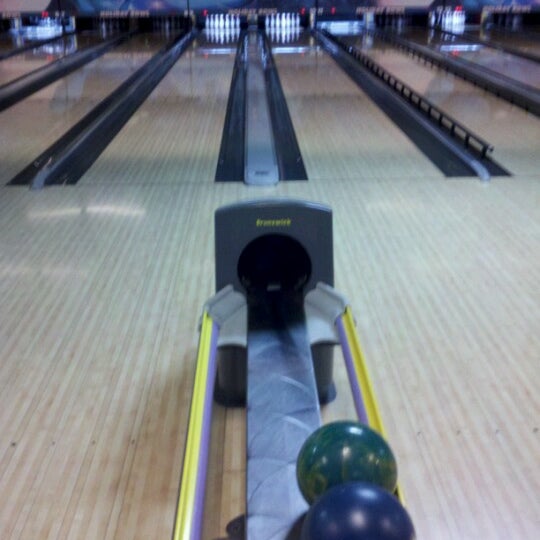 Photo taken at Skidmore&#39;s Holiday Bowl by Gary G. on 11/23/2012