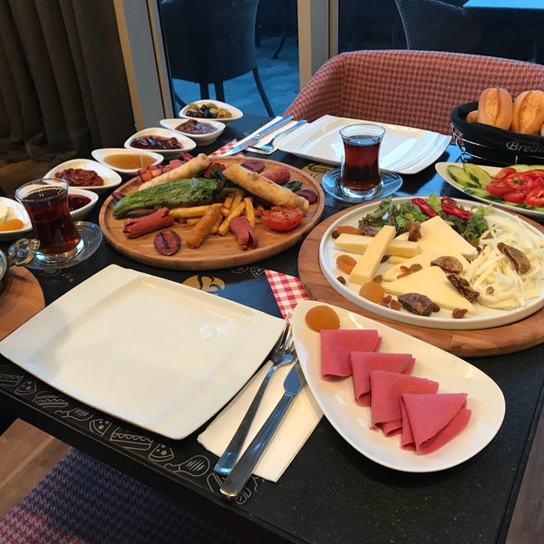 Das Foto wurde bei Senso Cafe &amp; Restaurant von Burak E. am 1/20/2018 aufgenommen