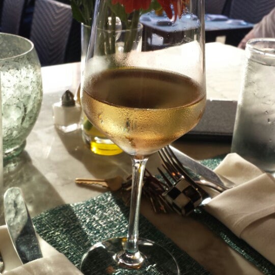 Foto diambil di Zagara Restaurant &amp; Wine Bar oleh Christine E. pada 6/24/2014