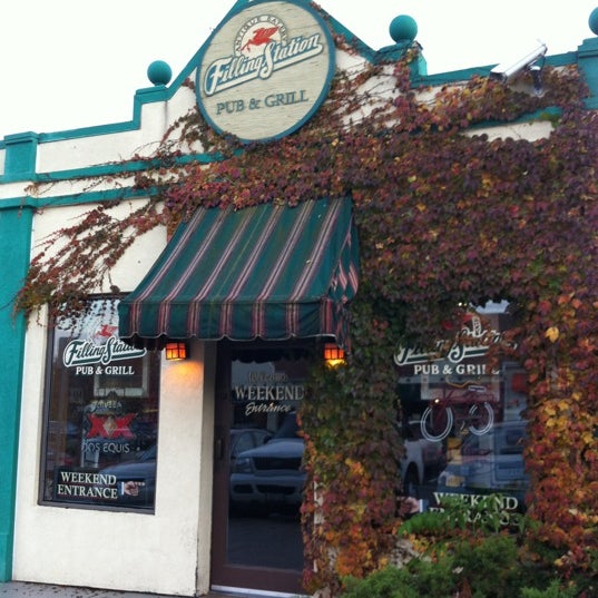 10/23/2012にSuzanneがFilling Station Pub &amp; Grillで撮った写真