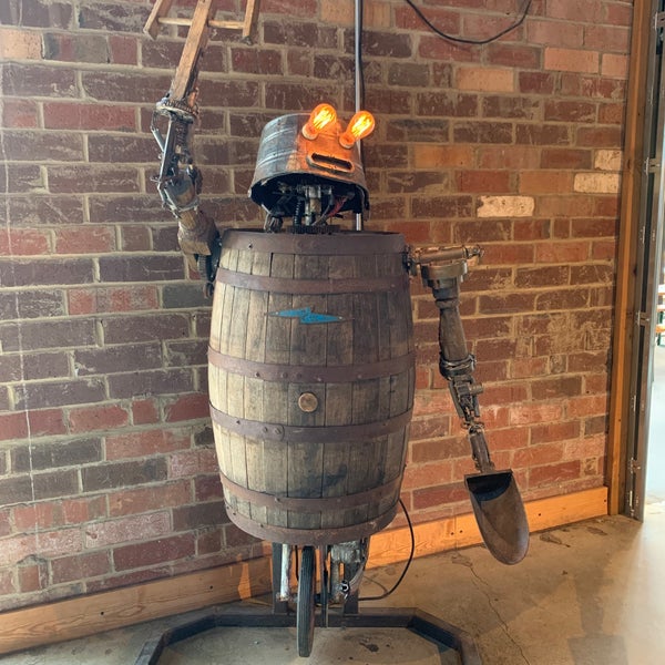 Снимок сделан в Wooden Robot Brewery пользователем Heather M. 5/13/2022