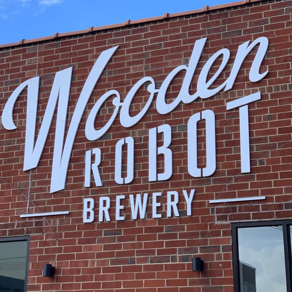 Foto diambil di Wooden Robot Brewery oleh Heather M. pada 5/13/2022