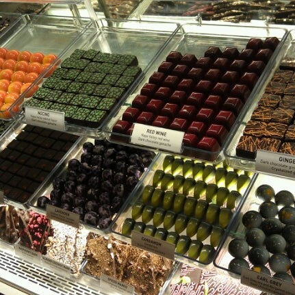 รูปภาพถ่ายที่ Kollar Chocolates โดย Blair H. เมื่อ 12/13/2012