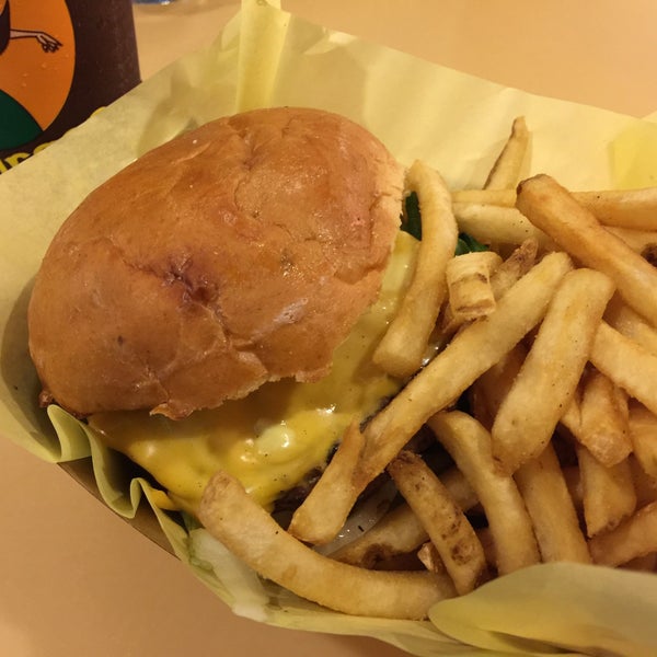 3/4/2017 tarihinde Kagi T.ziyaretçi tarafından Mahaloha Burger'de çekilen fotoğraf