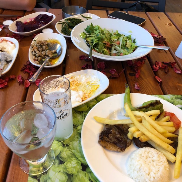 Das Foto wurde bei Çatkapı Et &amp; Balık Restaurant von Havva Ö. am 6/25/2022 aufgenommen