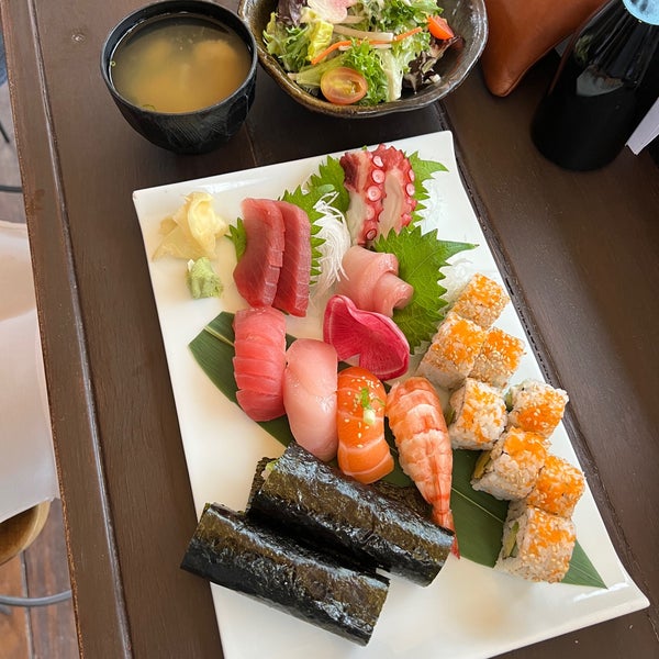 รูปภาพถ่ายที่ Sushi Den โดย Adrian N. เมื่อ 7/11/2022