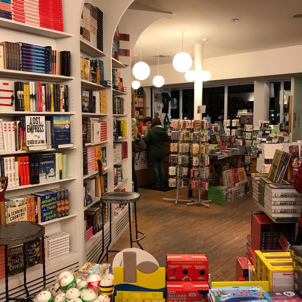 Photo taken at Greenlight Bookstore by Chongho L. on 11/17/2018