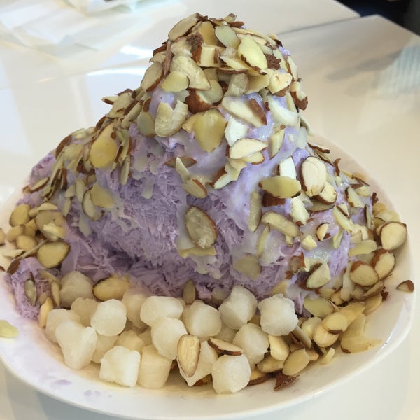 Photo taken at Sno-Zen Shaved Snow &amp; Dessert Cafe by Chongho L. on 5/28/2015