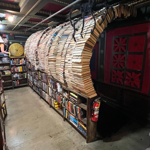10/14/2023 tarihinde Chongho L.ziyaretçi tarafından The Last Bookstore'de çekilen fotoğraf